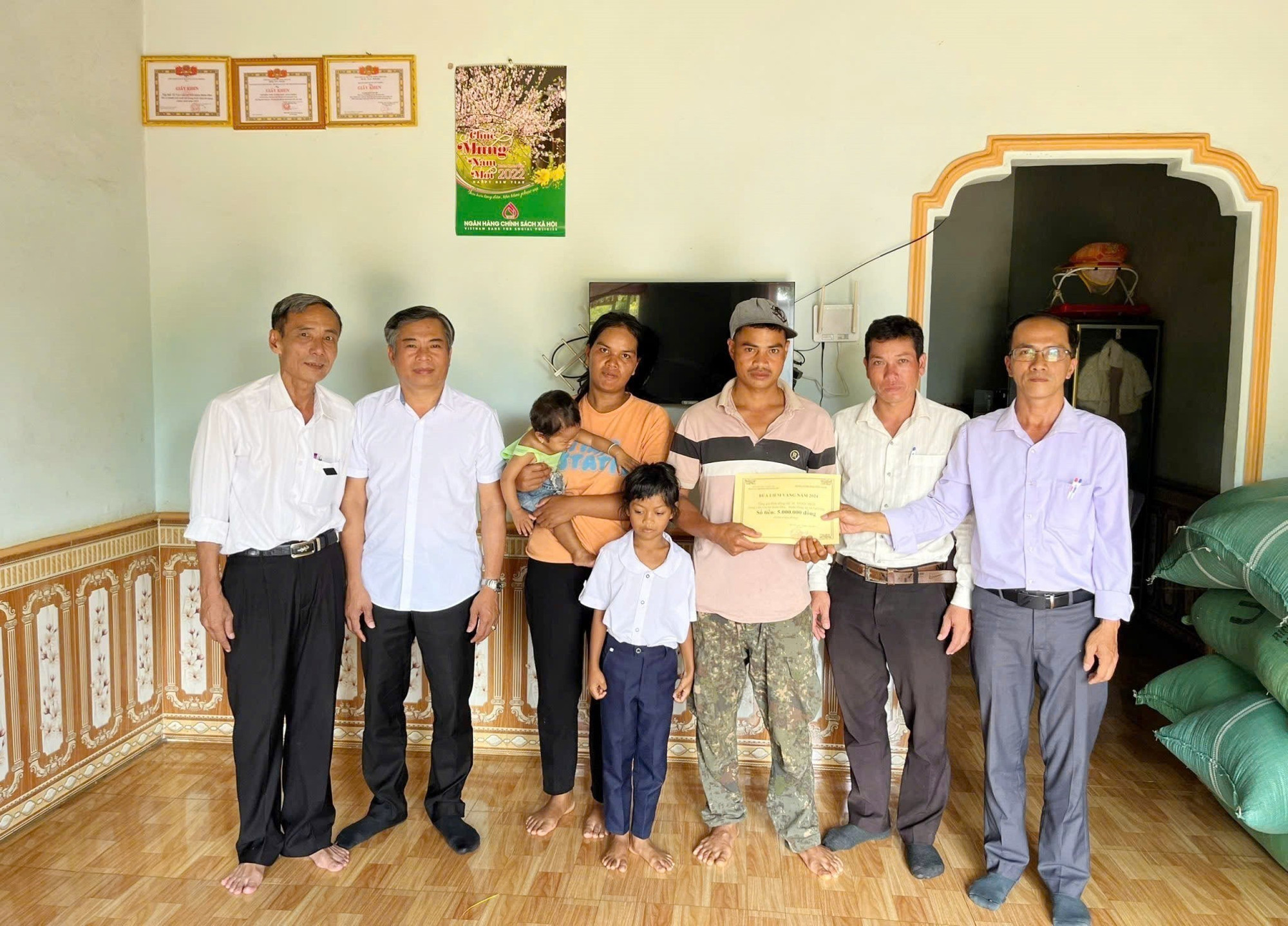 Trao tặng “Sổ tiết kiệm Búa liềm vàng” hỗ trợ đảng viên khó khăn là người đồng bào dân tộc thiểu số. Ảnh: TTXVN phát dak-lak2-1605.jpg