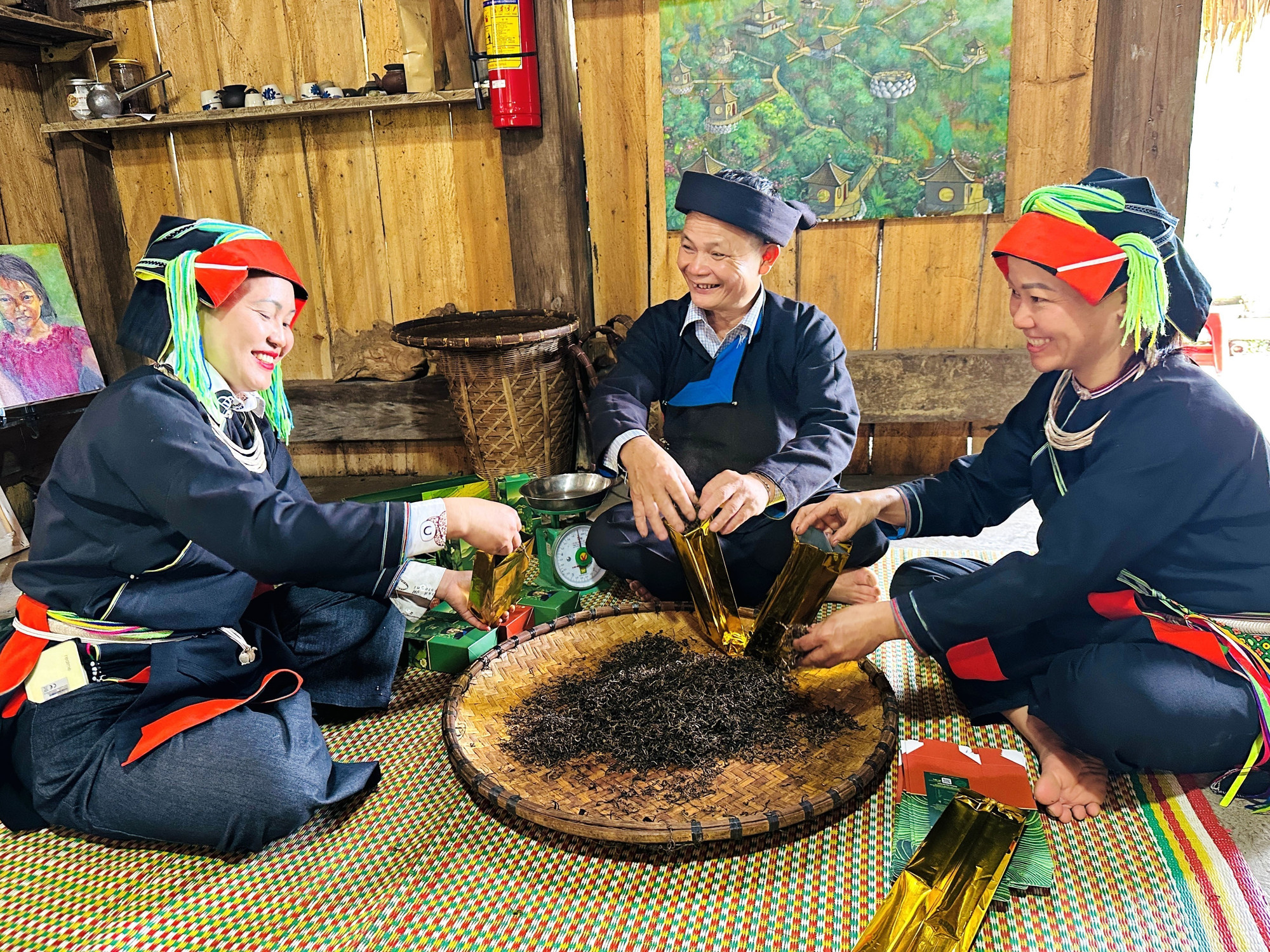 Người dân thôn Xà Phìn, xã biên giới Thanh Thủy, tỉnh Tuyên Quang, đóng gói sản phẩm Trà Pèng. che1-1709.jpg