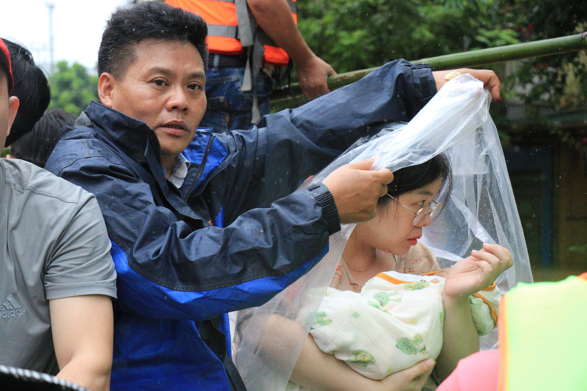 Hai mẹ con ở phường Yên Bái được các lực lượng hỗ trợ đưa đến nơi an toàn. lao-cai8-3009.jpg