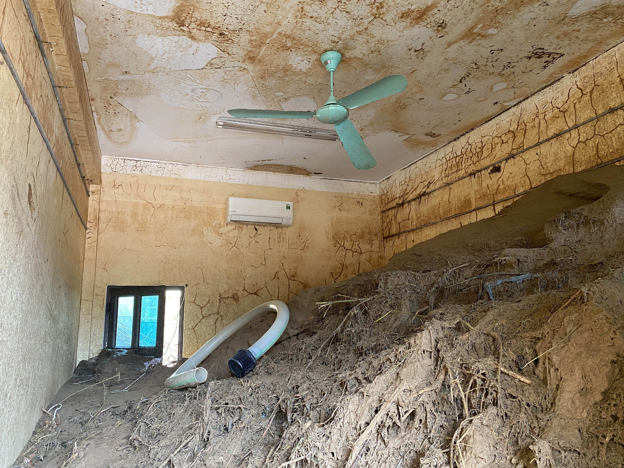 Bùn đất ngập đến trần nhà sau khi cơn lũ đi qua. nghe-an3-2707.jpg