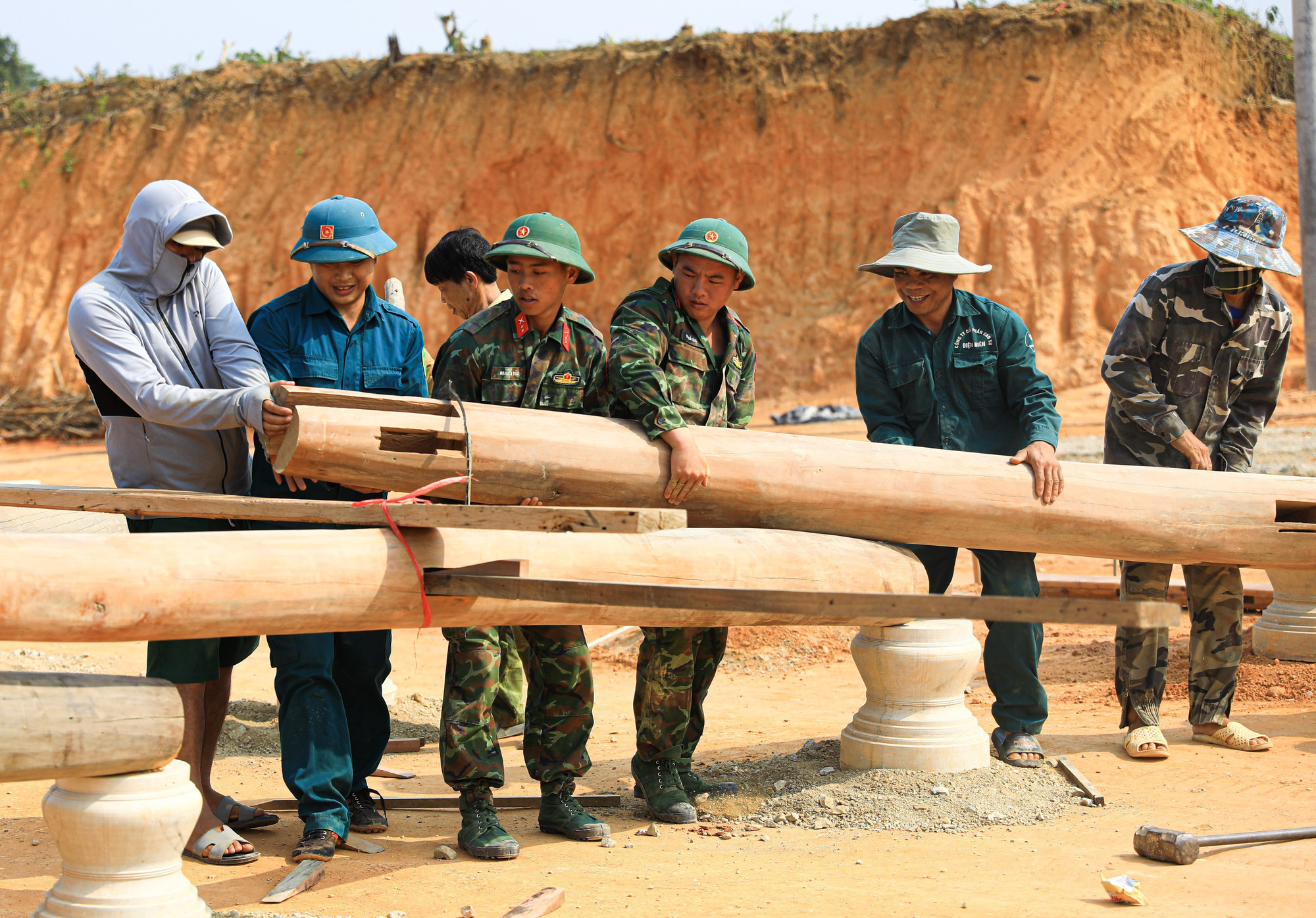 Lực lượng bộ đội và dân quân tự vệ giúp dân dựng nhà sàn ở bản Mường Pồn 2. Lực lượng bộ đội và dân quân tự vệ giúp dân dựng nhà sàn ở bản Mường Pồn 2.