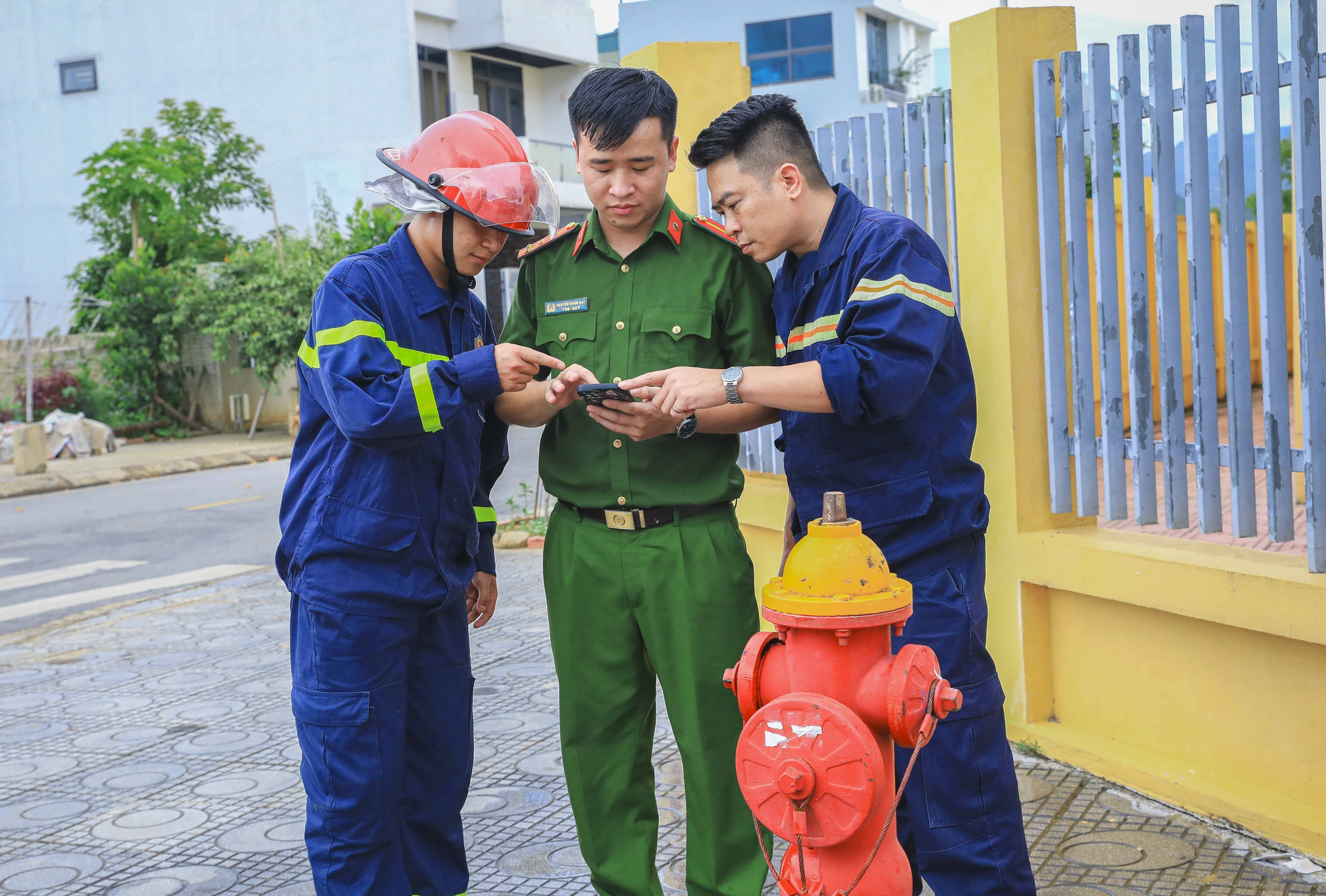 Thượng úy Nguyễn Doãn Đạt (giữa) kiểm tra các trụ nước theo định vị GPS trên ứng dụng bản đồ nguồn nước. Ảnh: Xuân Tư/TTXVN Thượng úy Nguyễn Doãn Đạt (giữa) kiểm tra các trụ nước theo định vị GPS trên ứng dụng bản đồ nguồn nước. Ảnh: Xuân Tư/TTXVN