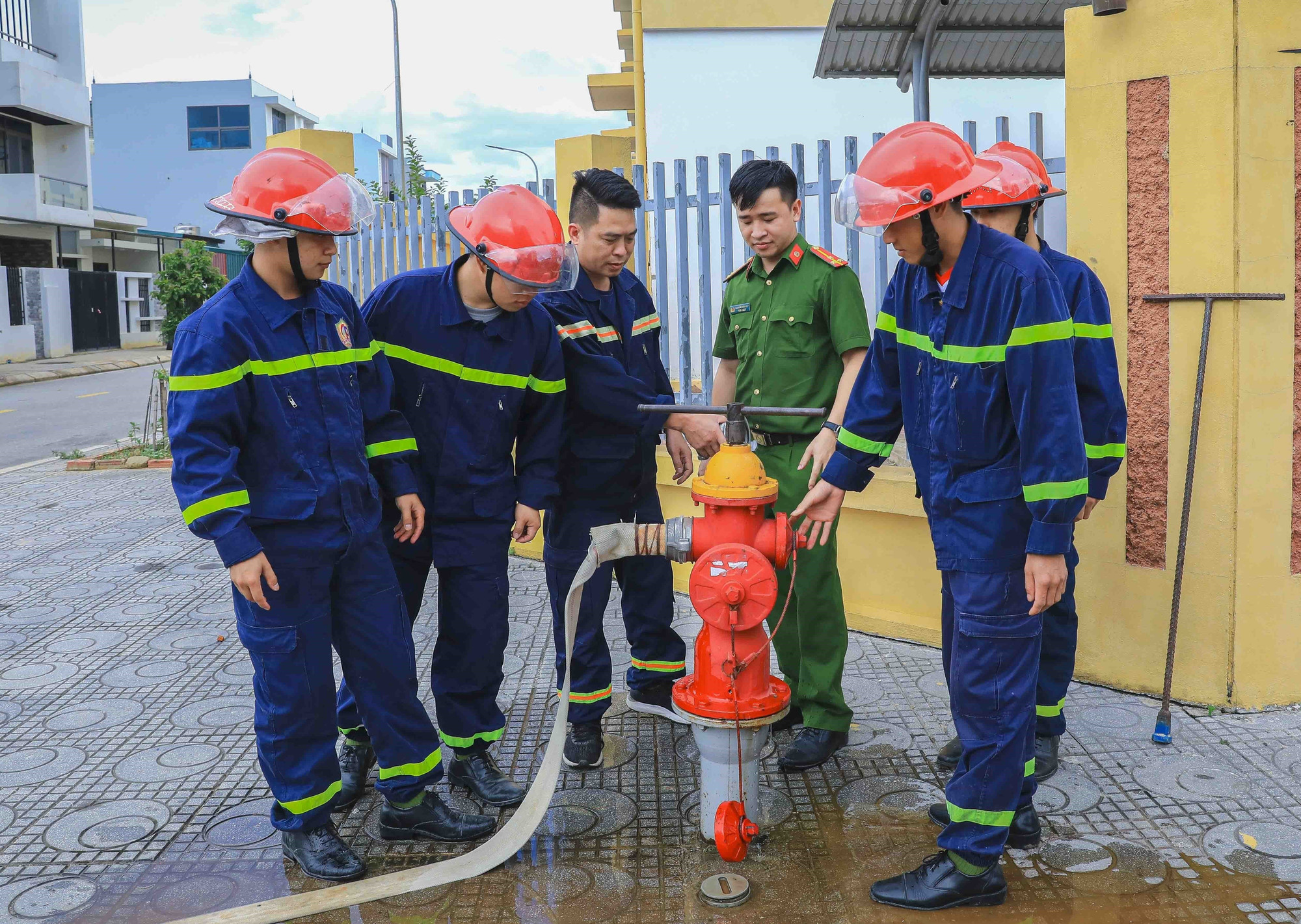 Cảnh sát PCCC và CNCH Công an tỉnh Điện Biên kiểm tra trụ nước trong khu dân cư. Ảnh: Xuân Tư/TTXVN Cảnh sát PCCC và CNCH Công an tỉnh Điện Biên kiểm tra trụ nước trong khu dân cư. Ảnh: Xuân Tư/TTXVN