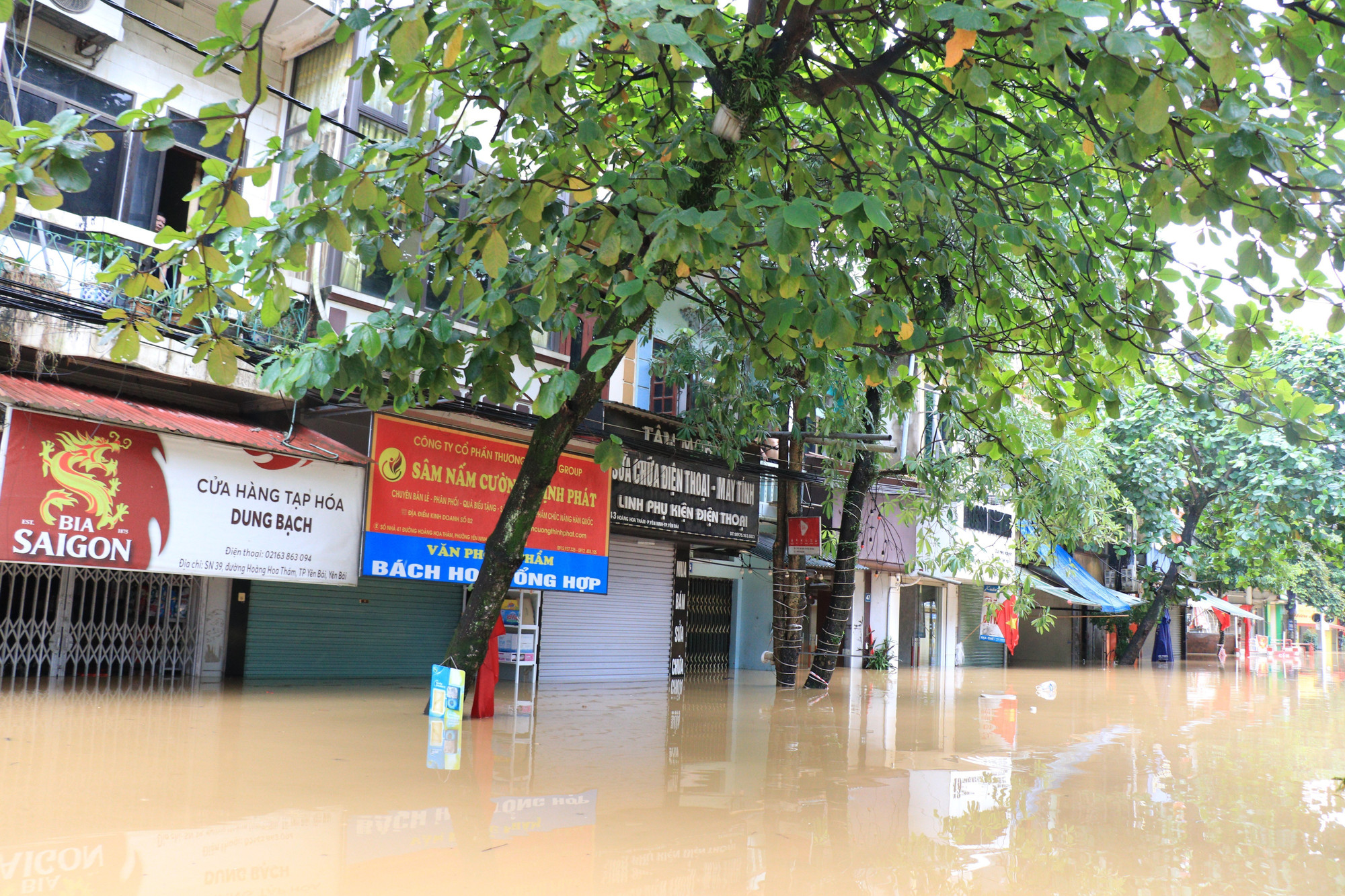 Các tuyến phố chìm trong biển nước khiến giao thông ách tắc. Các tuyến phố chìm trong biển nước khiến giao thông ách tắc.