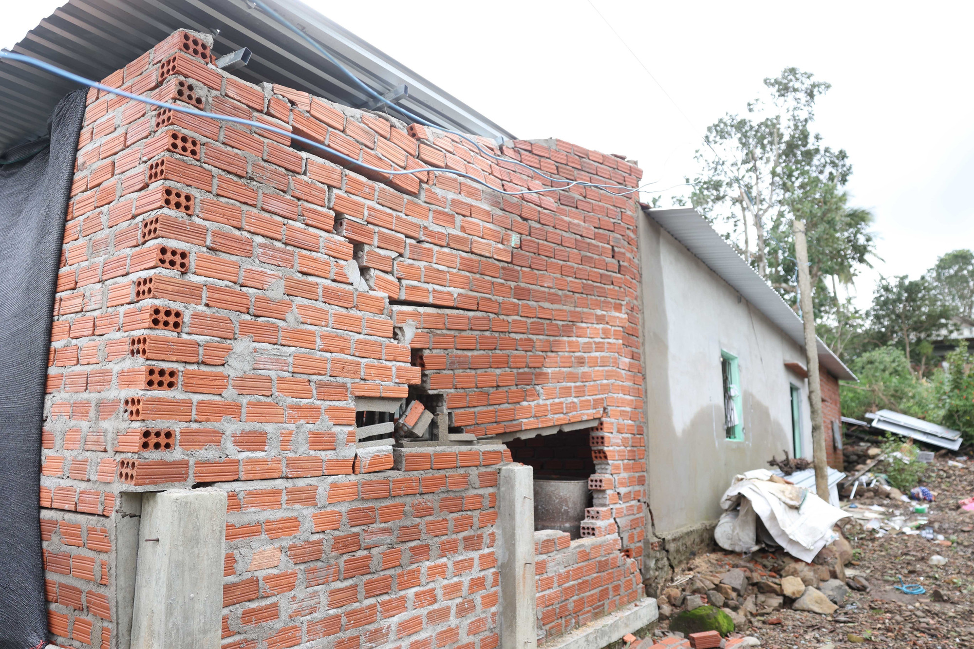 Tỉnh Đắk Lắk yêu cầu sớm rà soát, hỗ trợ người dân bị hư hỏng nhà cửa do mưa lũ.