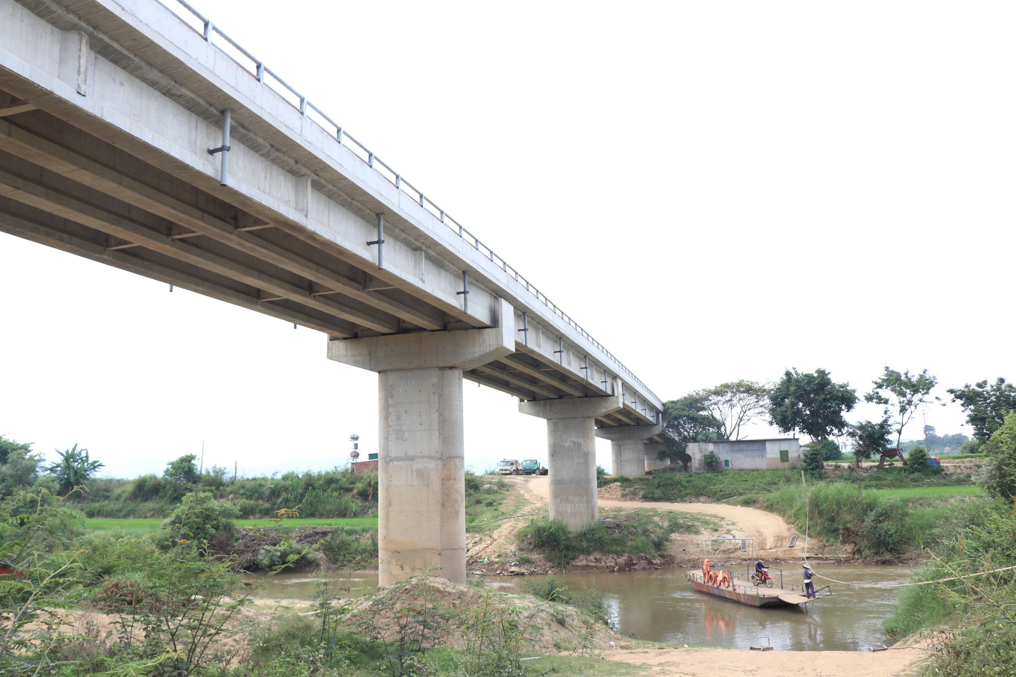 Cầu vượt sông Krông Bông đã hoàn thành 97% nhưng vẫn chưa có đường dẫn lên cầu. Được biết, công trình được khởi công từ tháng 5/2023 dự kiến hoàn thành trong tháng 12/2023. daklak5.jpg