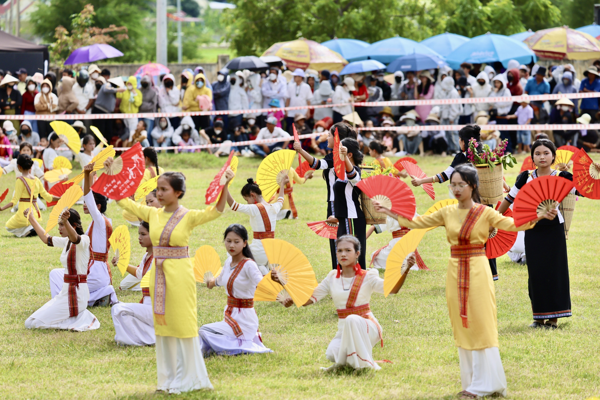 Thanh niên nam nữ trong trang phục truyền thống biểu diễn múa tập thể chào đón đoàn người Raglai trong lễ rước y trang. kate03.jpg