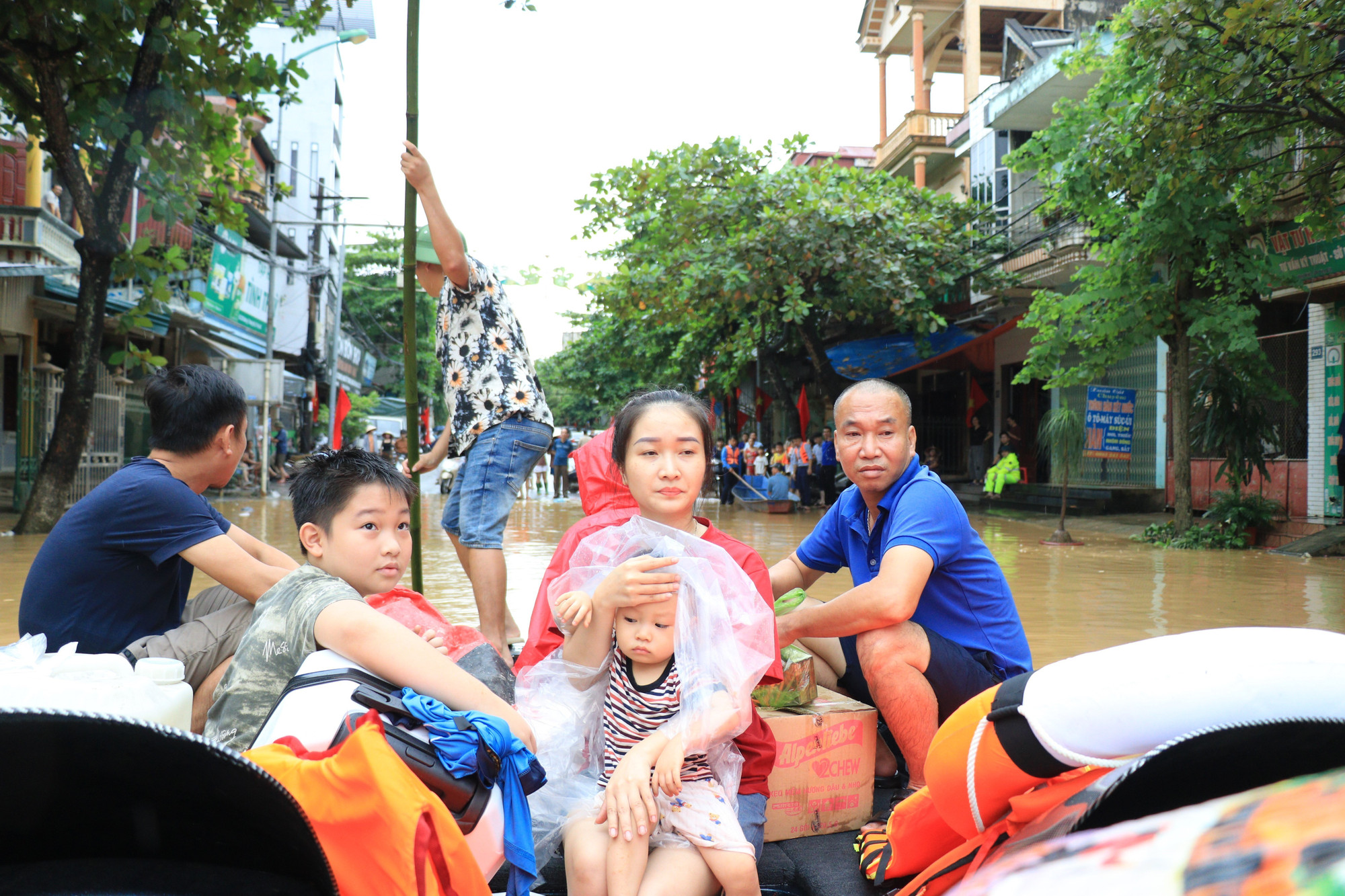 Người dân được lực lượng chức năng tỉnh Lào Cai hỗ trợ di chuyển đến nơi an toàn. Người dân được lực lượng chức năng tỉnh Lào Cai hỗ trợ di chuyển đến nơi an toàn.