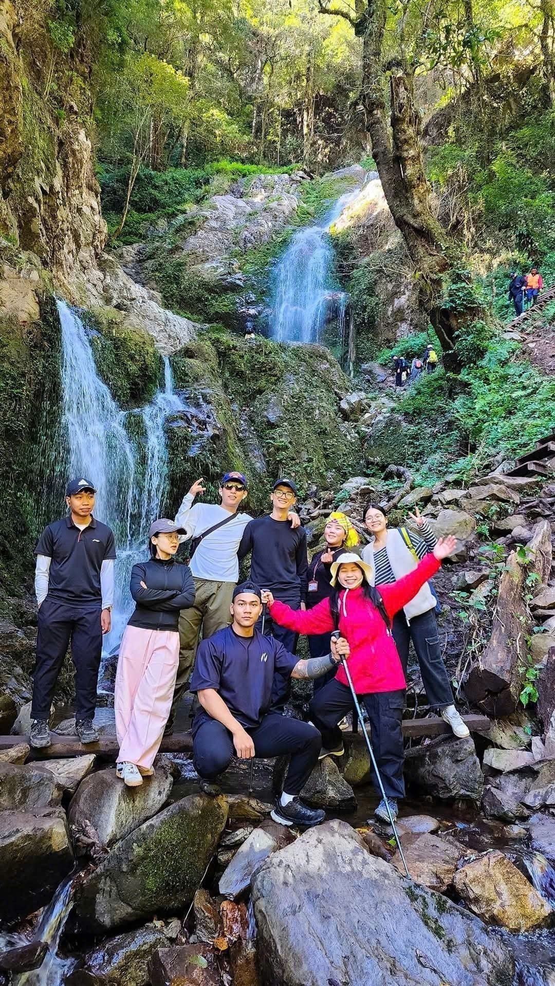 Du khách tham quan, trải nghiệm tour du lịch thác 7 tầng, xã Púng Luông và thác Pú Nhu, xã La Pán Tẩn, huyện Mù Cang Chải (Yên Bái). Ảnh: TTXVN phát mu-cang-chai3-260525.jpg