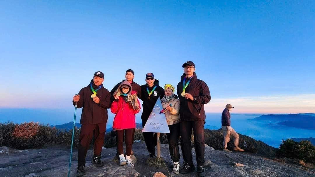 Du khách trải nghiệm tour du lịch chinh phục đỉnh Lùng Cúng, xã Nậm Có (Mù Cang Chải, Yên Bái) kết hợp với trải nghiệm cuộc sống cùng người dân bản địa. Ảnh: TTXVN phát mu-cang-chai2-260525.jpg