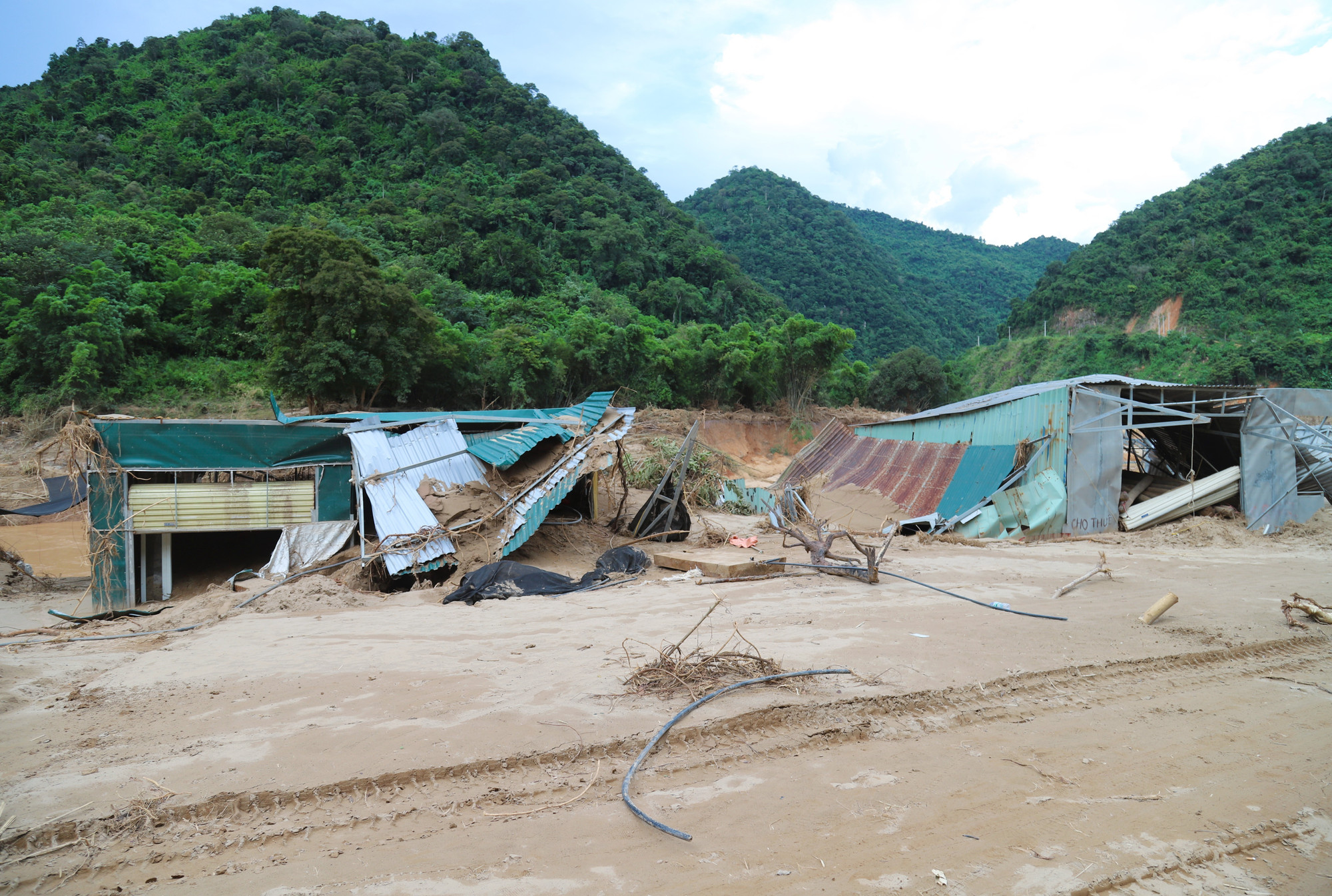 Một dãy cửa hàng, ki-ốt kinh doanh dịch vụ đã bị lũ dữ tàn phá gây liệt hại nghiêm trọng. my-ly10-3107.jpg