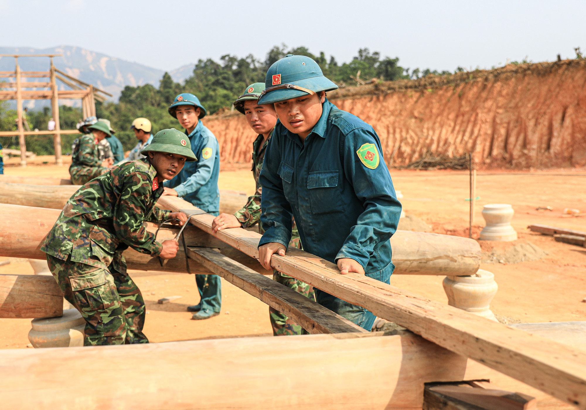 Lực lượng bộ đội và dân quân tự vệ giúp dân dựng nhà sàn ở bản Mường Pồn 2. Lực lượng bộ đội và dân quân tự vệ giúp dân dựng nhà sàn ở bản Mường Pồn 2.