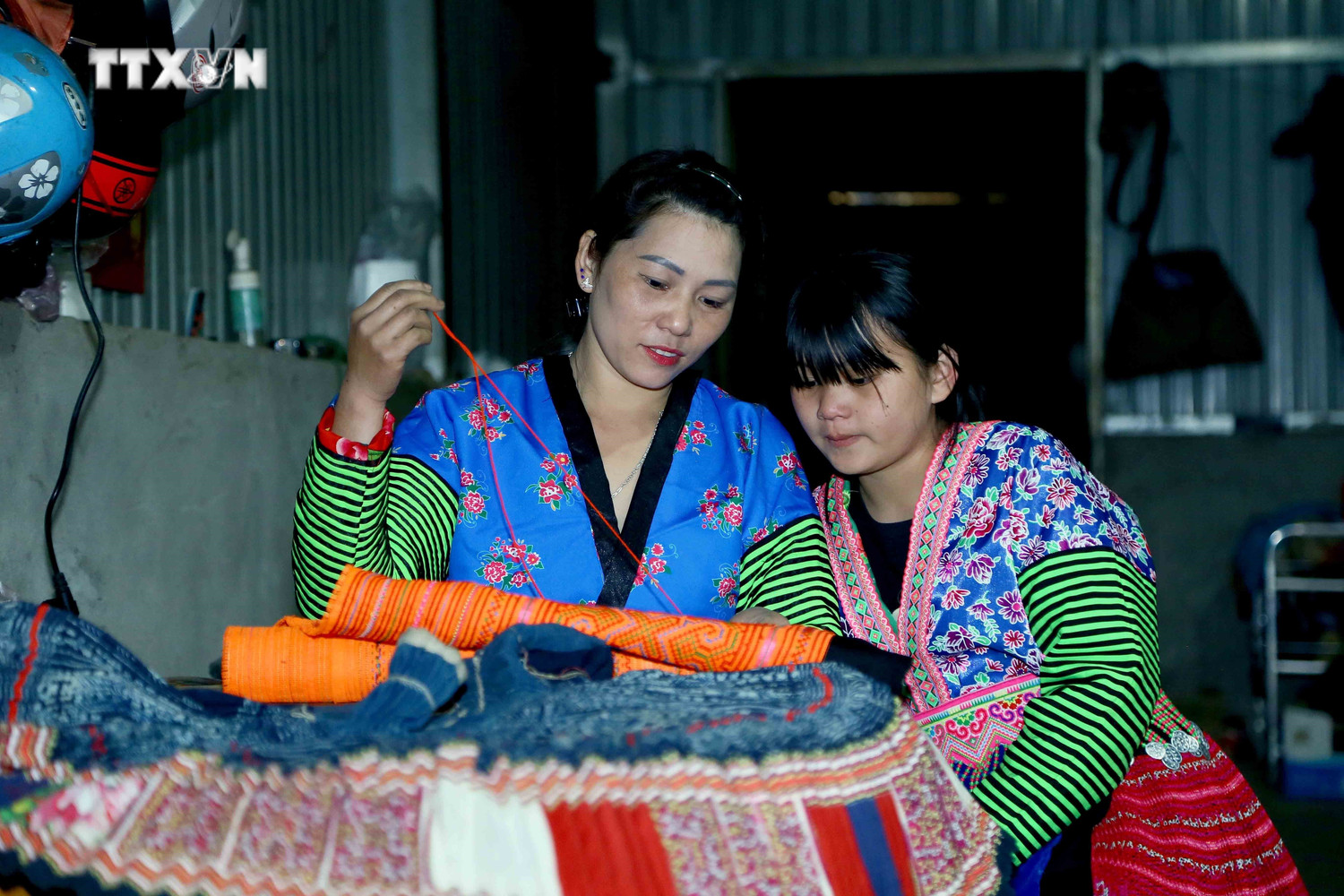 vna_potal_van_hoa_soi_duong_giu_gin_net_van_hoa_truyen_thong_dan_toc_mong_o_son_la_7304168.jpg