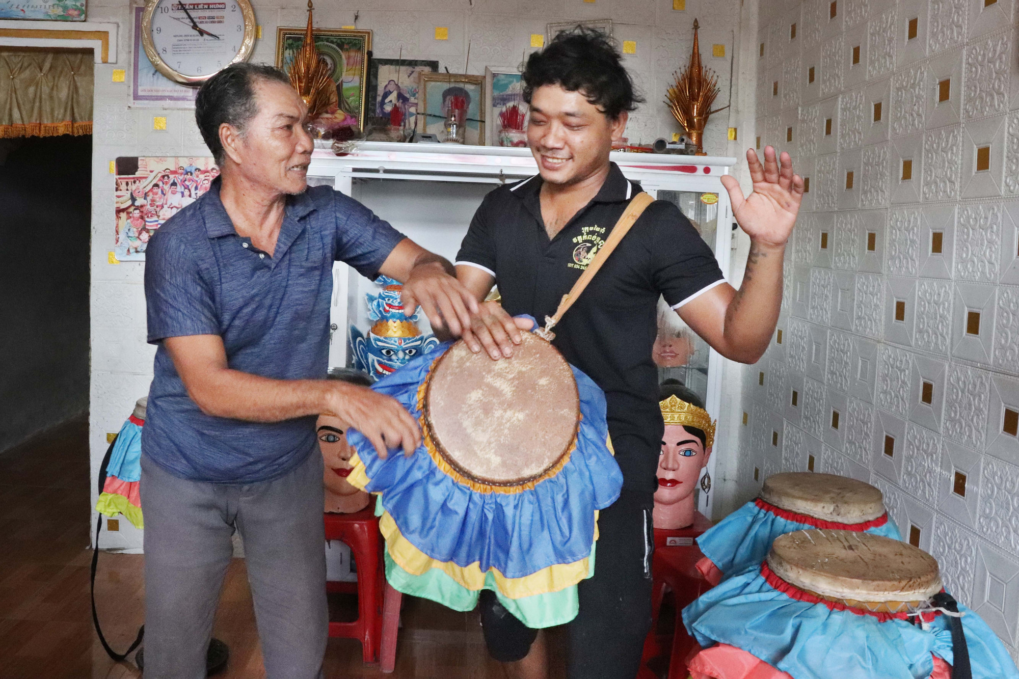 Nghệ nhân Thạch Tung truyền dạy cách đánh trống Chhay Dăm cho em Thạch Sen, con út trong gia đình. c1-chhaydam.jpg