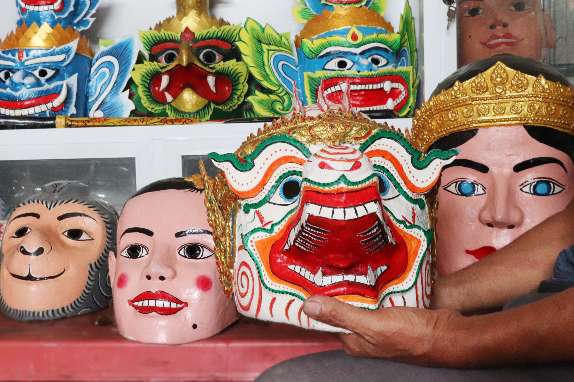 Mão được trang trí hoa văn, sơn màu theo từng nhân vật như chằn, khỉ Hanuman, hoàng hậu, công chúa, hay mặt hề, mỗi nhân vật có quy chuẩn riêng. a2-chhaydam.jpg