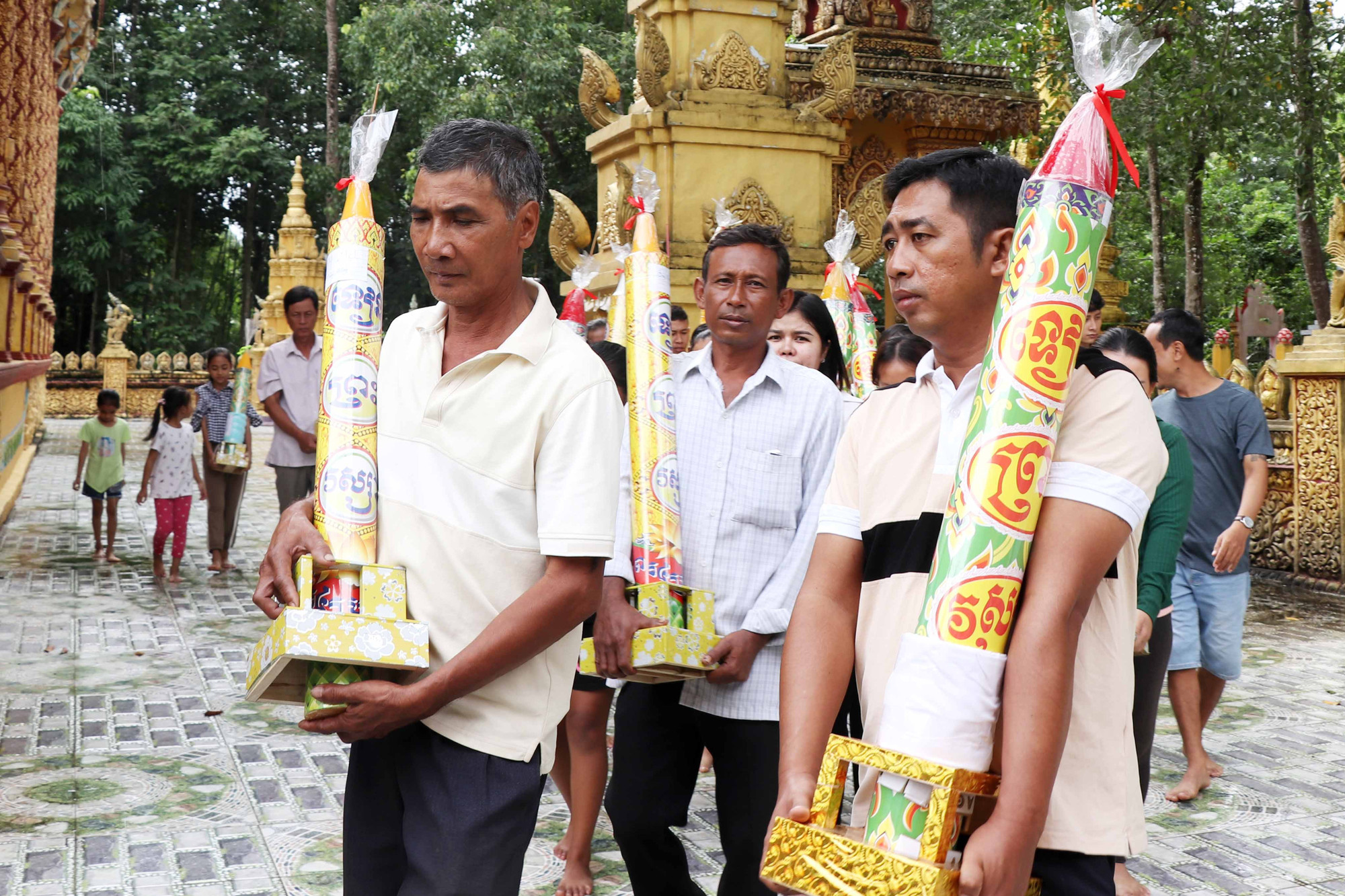 Đèn cầy nhập hạ là biểu tượng ánh sáng trí tuệ, sáng suốt, phật tử nâng nêu trên tay để dâng cúng lên chùa. b3.jpg