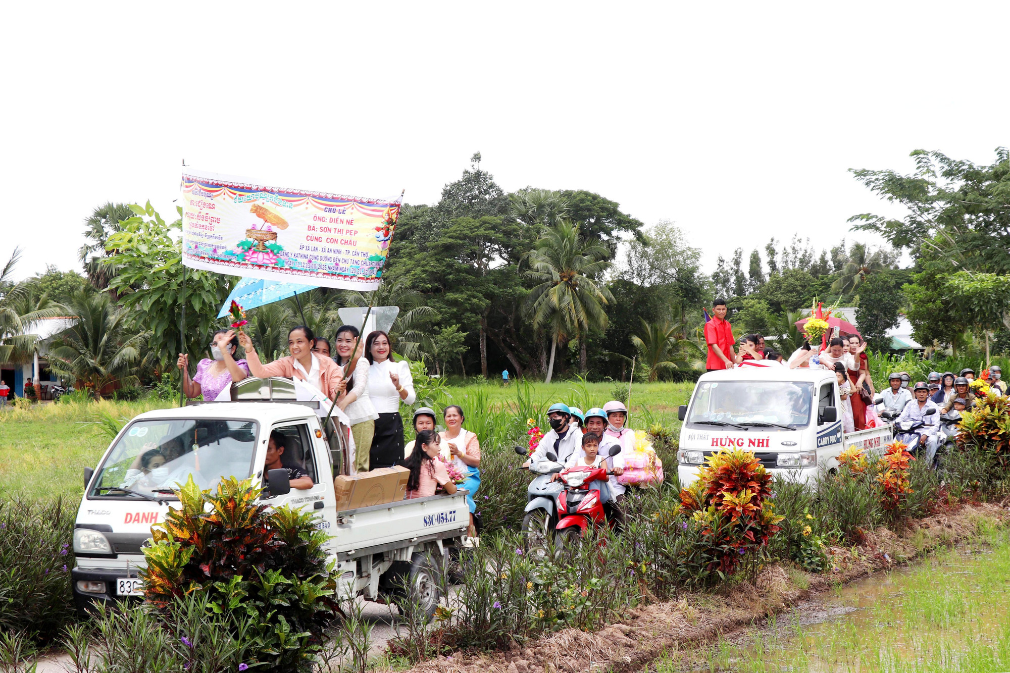 Đoàn Phật tử rước y Kathina đi qua các phum sóc trong niềm hân hoan, thành kính dâng y cúng dường lên chư Tăng tại chùa Tum Núp. 1.jpg