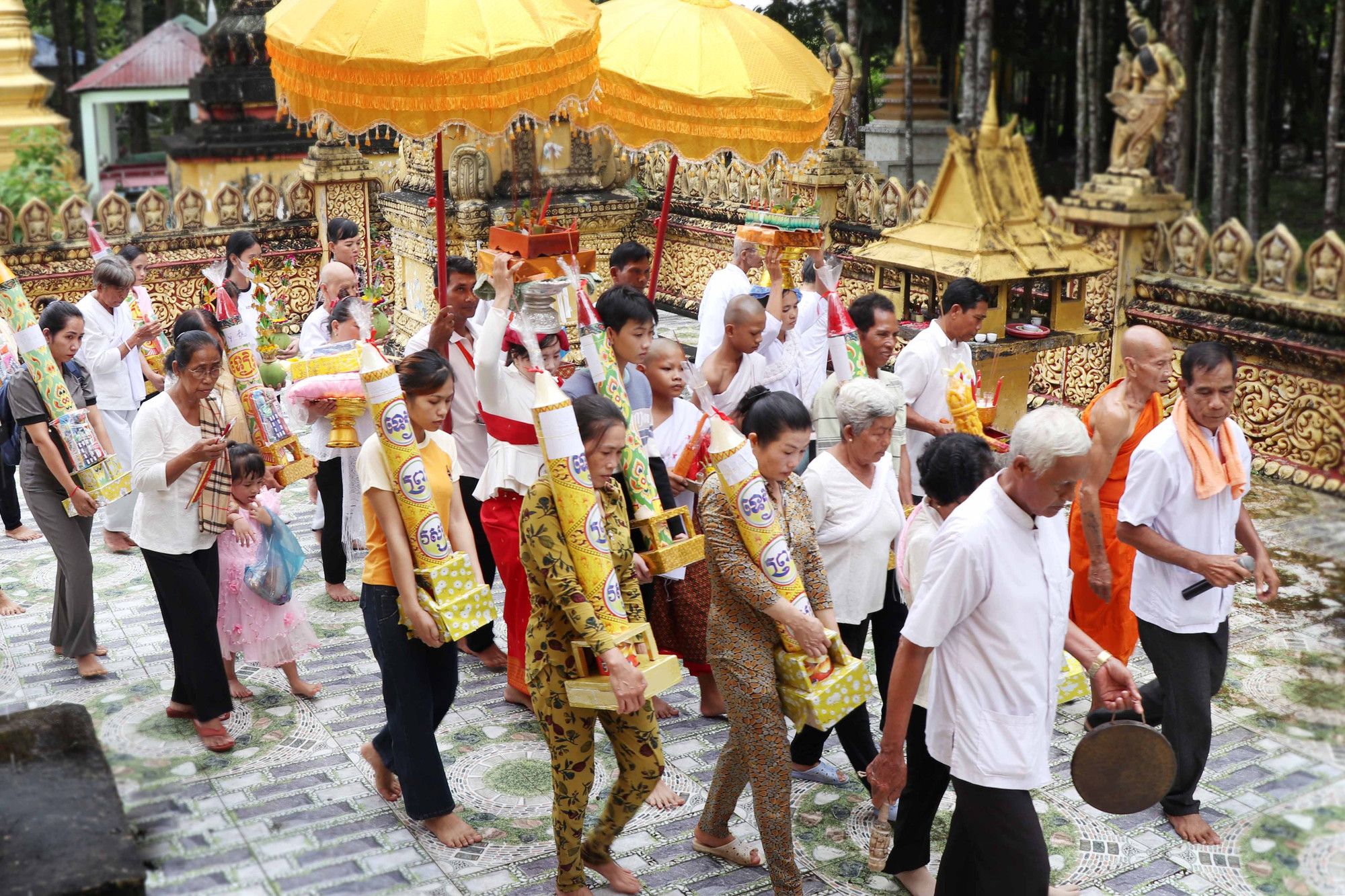 Phật tử ôm đèn cầy nhập hạ đi diễu hành xung quanh chánh điện 3 vòng, nhằm hồi hướng công đức đến người đã khuất sớm được vãng sanh về cõi Phật và cầu mong phước lành. b1.jpg