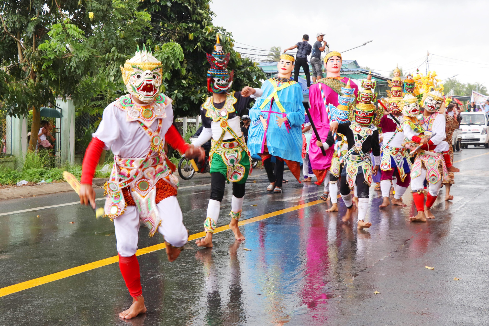 Dẫn đầu đoàn là đội trống Chhay Dăm với những điệu múa truyền thống rộn ràng, góp phần tạo nên không khí sôi động và náo nhiệt cho buổi lễ. 2.jpg