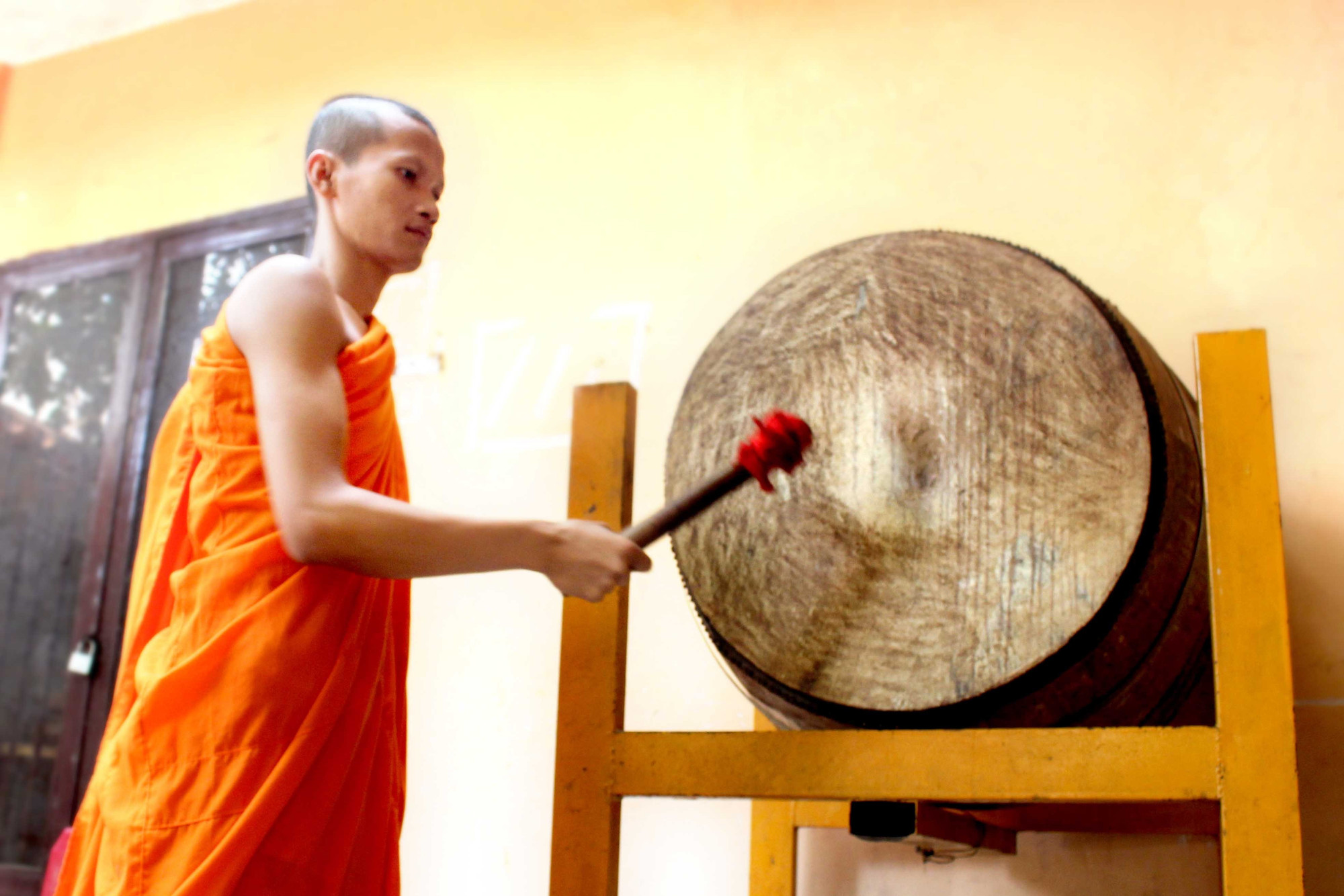 Các chùa Khmer có tập tục đánh trống trong dịp 3 tháng nhập hạ. Do hồi xưa không có đồng hồ báo thời gian nên các chùa Khmer thường đánh trống để báo cho người dân biết thời gian. d1.jpg