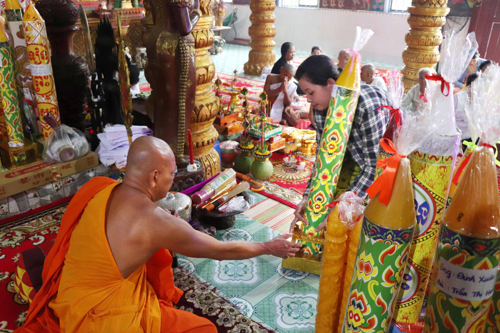 Đồng bào phật tử Khmer đem đèn cầy nhập hạ và các tứ vật dụng đến cúng sư tại chùa Bưng Tróp, ấp Bưng Tróp, xã An Ninh, TP Cần Thơ. a1.jpg