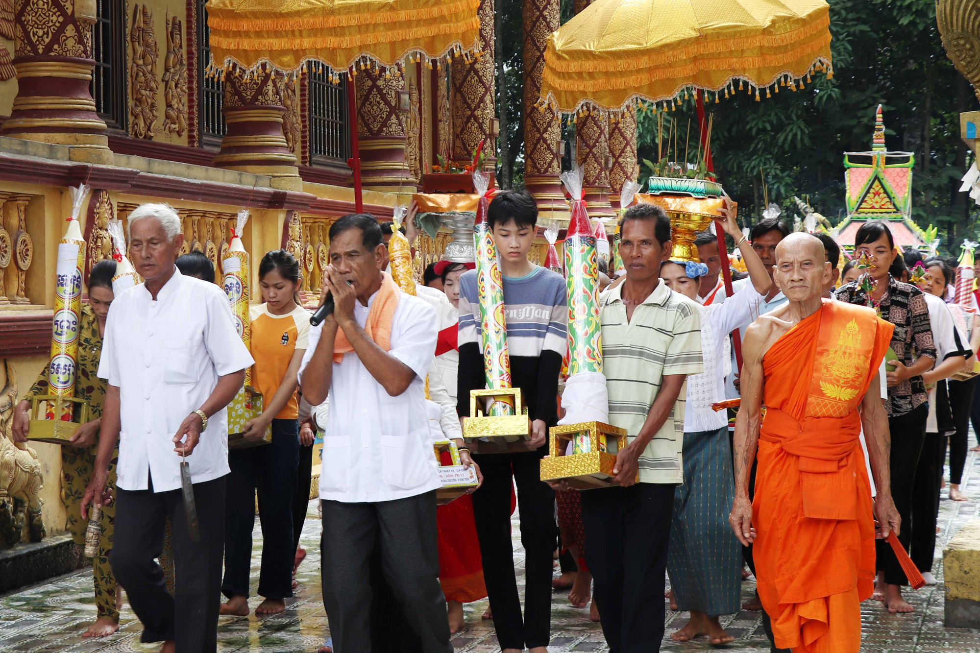 Đồng bào phật tử Khmer mang đèn và tứ vật dụng đến chùa để làm lễ, nghi thức dâng đèn hạ là không thể thiếu trong nghi Lễ Nhập hạ của các vị sư. b2.jpg