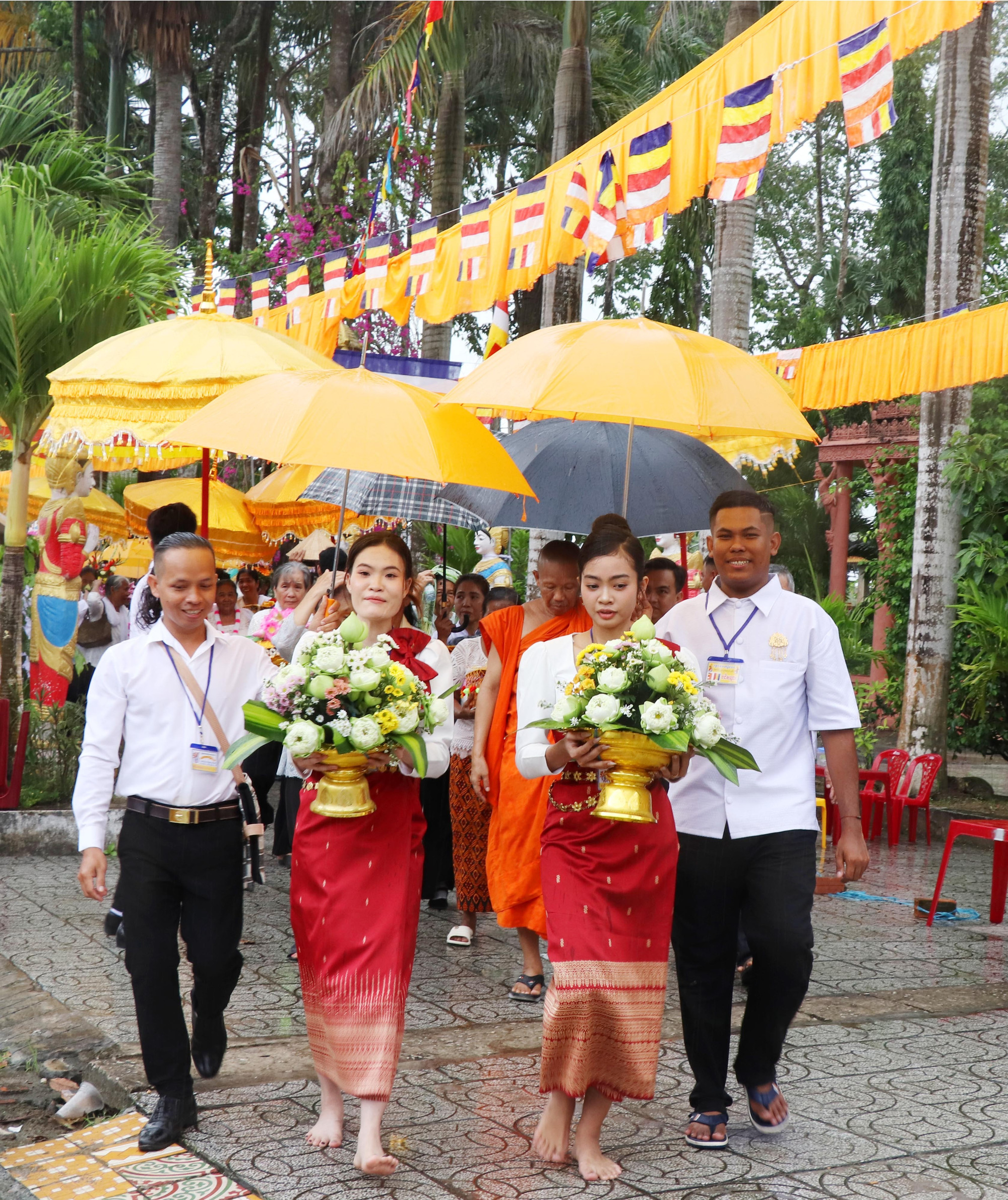 Nam nữ thanh niên Khmer cùng các vị sư sãi trang trọng đón đoàn dâng y Kathina tiến vào lễ đường. 3.jpg