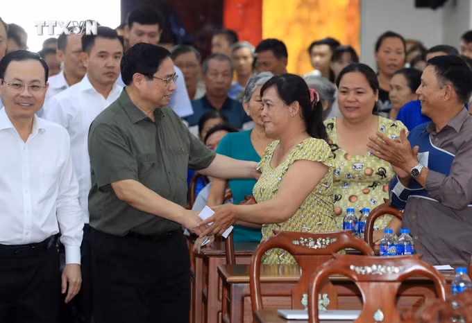 vna_potal_thu_tuong_tang_qua_doi_tuong_chinh_sach_nguoi_co_hoan_canh_kho_khan_tp_can_tho_7212627.jpg
