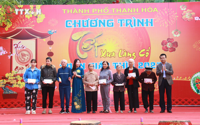 Trao tặng quà tết cho các hộ nghèo có hoàn cảnh khó khăn của phường Hàm Rồng (Thanh Hóa). Ảnh: Hoa Mai - TTXVN vna_potal_thanh_hoa_to_chuc_“tet_xua_lang_co”_xuan_giap_thin__7212905.jpg