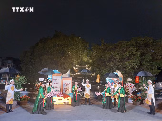 vna_potal_ha_noi_ton_vinh_truyen_thong_hieu_hoc_tai_hoi_chu_xuan_giap_thin_2024__7212257.jpg