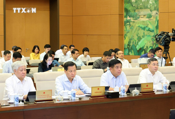 Chủ tịch Ủy ban Trung ương MTTQ Việt Nam Đỗ Văn Chiến và Phó Thủ tướng Lê Minh Khái cùng khách mời dự phiên khai mạc. Ảnh: Nhan Sáng - TTXVN vna_potal_khai_mac_phien_hop_thu_33_cua_uy_ban_thuong_vu_quoc_hoi_khoa_xv_7372824.jpg