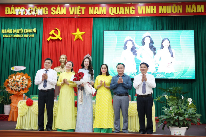Ra mắt đại sứ Lễ hội sầu riêng Krông Pắc - Đắk Lắk lần thứ II năm 2024 là Hoa hậu Đại sứ Du lịch Việt Nam năm 2024 Đinh Thị Hoa. Ảnh: Hoài Thu – TTXVN vna_potal_dak_lak_hop_bao_le_hoi_sau_rieng_krong_pac_lan_thu_ii_nam_2024_7488917.jpg