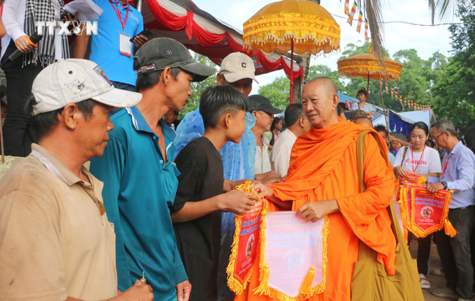 Ban tổ chức trao cờ lưu niệm cho các chủ bò tham gia Hội đua bò Chù Rô lần thứ X năm 2024. Ảnh: Công Mạo-TTXVN vna_potal_soi_noi_hoi_dua_bo_chua_ro_o_vung_bay_nui_an_giang_7580359.jpg