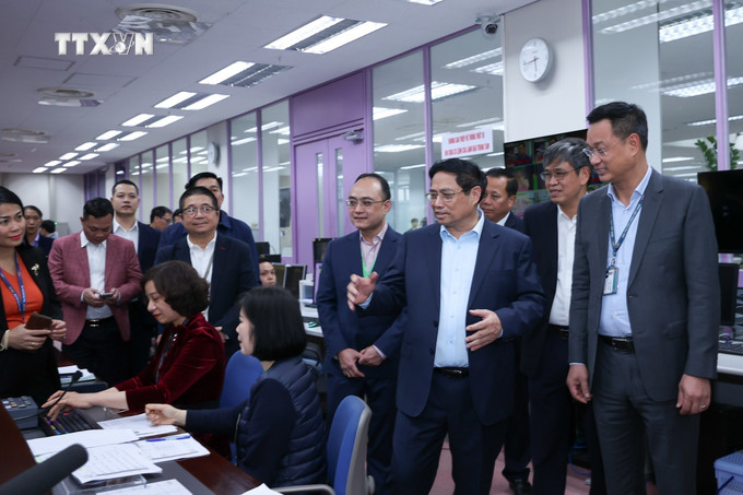 Thủ tướng Phạm Minh Chính kiểm tra công tác trực thông tin tại Đài Truyền hình Việt Nam. Ảnh: TTXVN vna_potal_thu_tuong_kiem_tra_cong_tac_truc_thong_tin_cua_ttxvn_vtv_va_vov_7220348.jpeg