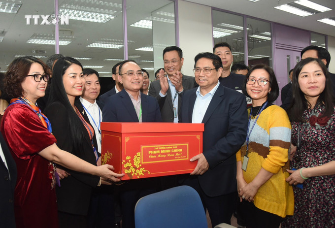 Thủ tướng Phạm Minh Chính chúc Tết cán bộ, phóng viên, biên tập viên Đài Truyền hình Việt Nam. Ảnh: TTXVN vna_potal_thu_tuong_kiem_tra_cong_tac_truc_thong_tin_cua_ttxvn_vtv_va_vov_7220343.jpeg