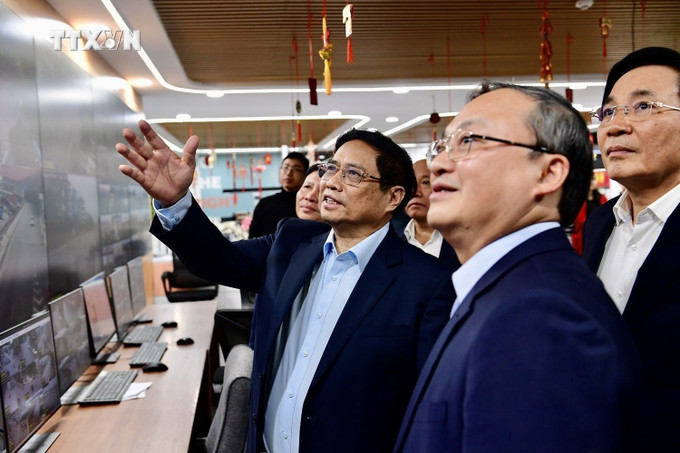 Thủ tướng Phạm Minh Chính kiểm tra công tác trực thông tin tại Đài Tiếng nói Việt Nam. Ảnh: TTXVN vna_potal_thu_tuong_kiem_tra_cong_tac_truc_thong_tin_cua_ttxvn_vtv_va_vov_7220341.jpeg