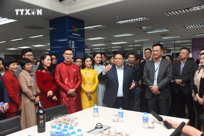 Thủ tướng Phạm Minh Chính kiểm tra công tác trực thông tin tại Đài Truyền hình Việt Nam. Ảnh: TTXVN vna_potal_thu_tuong_kiem_tra_cong_tac_truc_thong_tin_cua_ttxvn_vtv_va_vov_7220350.jpeg