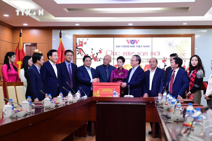 Thủ tướng Phạm Minh Chính chúc Tết cán bộ, phóng viên, biên tập viên Đài Tiếng nói Việt Nam. Ảnh: TTXVN vna_potal_thu_tuong_kiem_tra_cong_tac_truc_thong_tin_cua_ttxvn_vtv_va_vov_7220356.jpeg