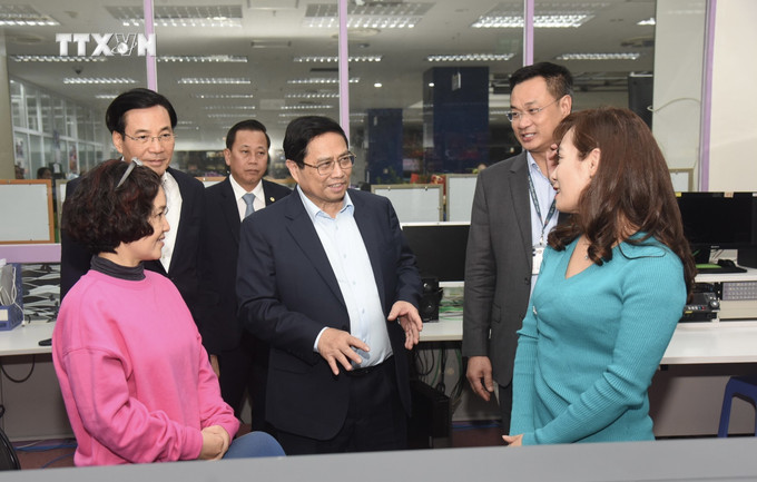 Thủ tướng Phạm Minh Chính kiểm tra công tác trực thông tin tại Đài Truyền hình Việt Nam. Ảnh: TTXVN vna_potal_thu_tuong_kiem_tra_cong_tac_truc_thong_tin_cua_ttxvn_vtv_va_vov_7220349.jpeg