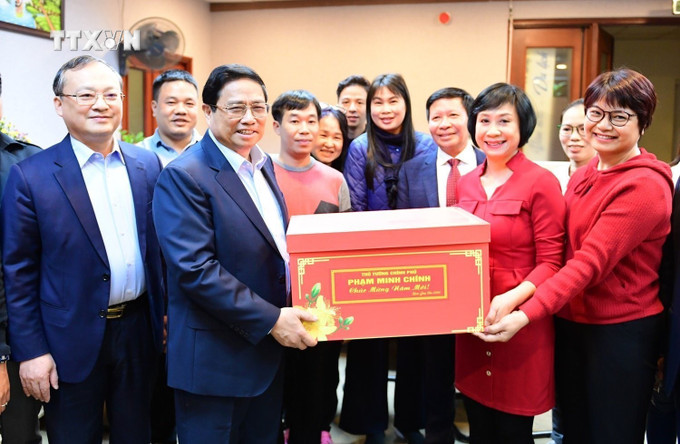 Thủ tướng Phạm Minh Chính chúc Tết cán bộ, phóng viên, biên tập viên Đài Tiếng nói Việt Nam. Ảnh: TTXVN vna_potal_thu_tuong_kiem_tra_cong_tac_truc_thong_tin_cua_ttxvn_vtv_va_vov_7220353.jpeg