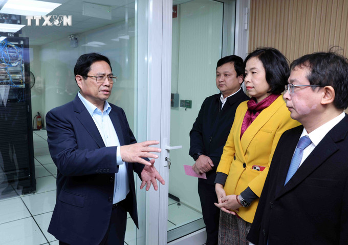 Thủ tướng Phạm Minh Chính động viên, chúc mừng năm mới cán bộ, nhân viên Trung tâm Kỹ thuật thông tấn. Ảnh: Phạm Kiên - TTXVN vna_potal_thu_tuong_pham_minh_chinh_kiem_tra_cong_tac_truc_thong_tin_va_chuc_tet_tai_ttxvn_7220221.jpg
