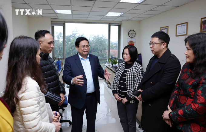 Thủ tướng Phạm Minh Chính động viên, chúc mừng năm mới phóng viên, biên tập viên Ban biên tập Tin trong nước. Ảnh: Phạm Kiên - TTXVN vna_potal_thu_tuong_pham_minh_chinh_kiem_tra_cong_tac_truc_thong_tin_va_chuc_tet_tai_ttxvn_7220222 (1).jpg