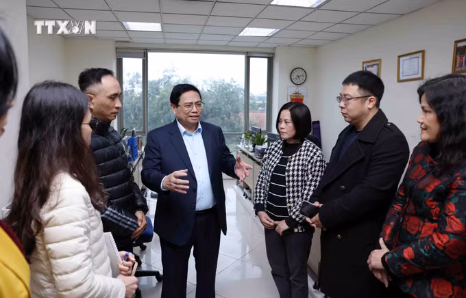 vna_potal_thu_tuong_pham_minh_chinh_kiem_tra_cong_tac_truc_thong_tin_va_chuc_tet_tai_ttxvn_7220222 (1).jpg