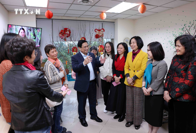 Thủ tướng Phạm Minh Chính động viên, chúc mừng năm mới phóng viên, biên tập viên Ban biên tập tin Thế giới. Ảnh: Phạm Kiên - TTXVN vna_potal_thu_tuong_pham_minh_chinh_kiem_tra_cong_tac_truc_thong_tin_va_chuc_tet_tai_ttxvn_7220220.jpg