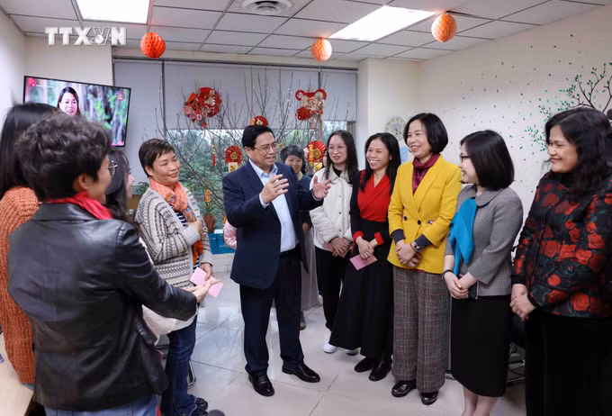 vna_potal_thu_tuong_pham_minh_chinh_kiem_tra_cong_tac_truc_thong_tin_va_chuc_tet_tai_ttxvn_7220220.jpg