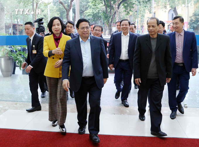Thủ tướng Phạm Minh Chính đến thăm, kiểm tra công tác trực thông tin và chúc Tết tại TTXVN. Ảnh: Phạm Kiên - TTXVN vna_potal_thu_tuong_pham_minh_chinh_kiem_tra_cong_tac_truc_thong_tin_va_chuc_tet_tai_ttxvn_7220219.jpg