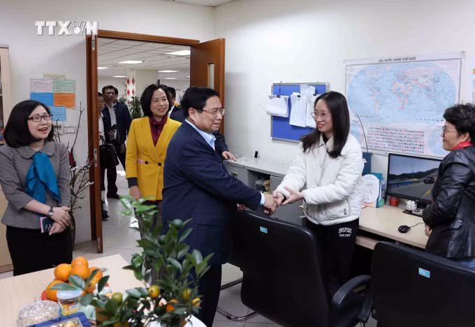 vna_potal_thu_tuong_pham_minh_chinh_kiem_tra_cong_tac_truc_thong_tin_va_chuc_tet_tai_ttxvn_7220245.jpg