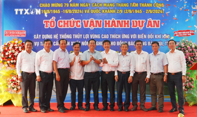 Đại biểu thực hiện nghi thức vận hành, đưa vào sử dụng dự án xây dựng hệ thống thủy lợi vùng cao thích ứng biến đổi khí hậu ở vùng Bảy Núi. Ảnh: Công Mạo-TTXVN vna_potal_an_giang_dua_vao_su_dung_he_thong_thuy_loi_vung_cao_thich_ung_bien_doi_khi_hau_o_vung_bay_nui_7565394.jpg