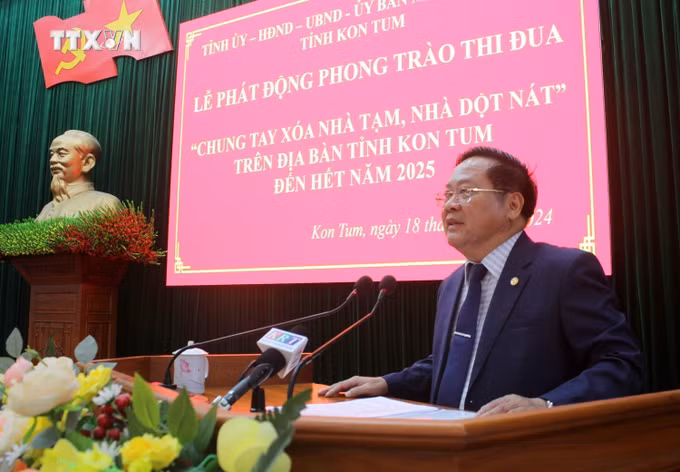 vna_potal_kon_tum_no_luc_xoa_nha_tam_cho_nguoi_ngheo_7602190.jpg