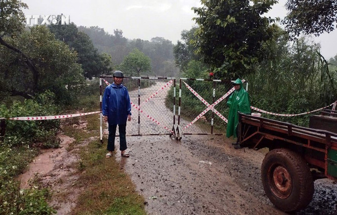 UBND xã Bình Minh và xã Thọ Sơn thiết lập rào chắn, cắm biển báo, phân công lực lượng túc trực 24/24 tại các khu vực có nguy cơ ngập úng cục bộ. Ảnh: TTXVN phát vna_potal_cac_dia_phuong_trong_tinh_binh_phuoc_chu_dong_ung_pho_voi_mua_lu_7602125.jpg